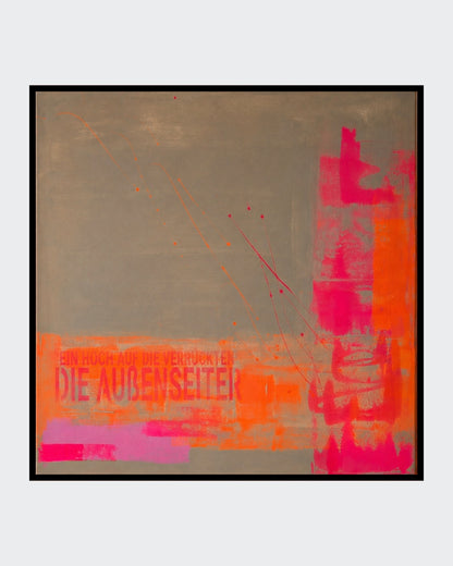 Abstraktes Gemälde in Grau- und Taupetönen mit neonpinken und orangefarbenen Farbflächen, typografischen Elementen und vertikaler pinker Form am rechten Bildrand.