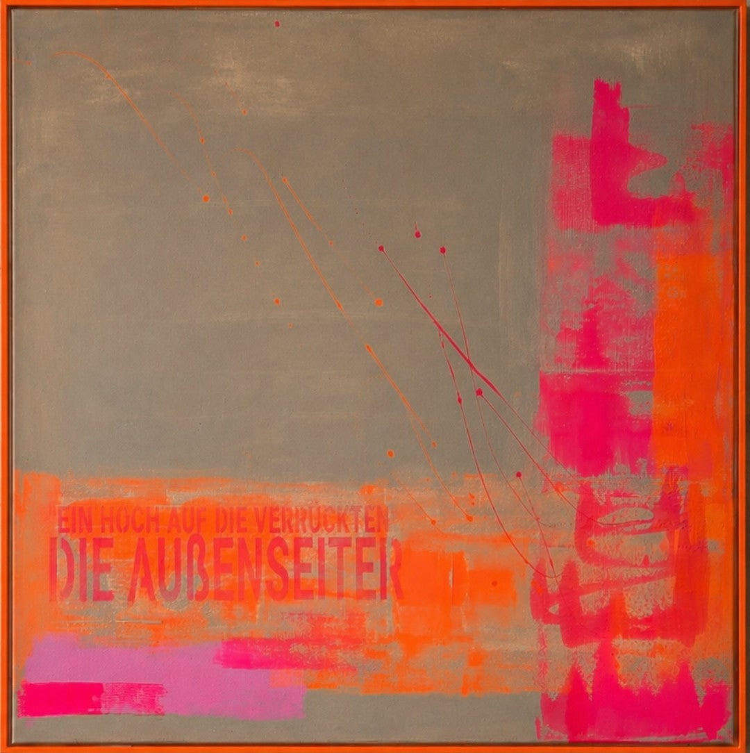Abstraktes Gemälde in Grau- und Taupetönen mit neonpinken und orangefarbenen Farbflächen, typografischen Elementen und vertikaler pinker Form am rechten Bildrand.