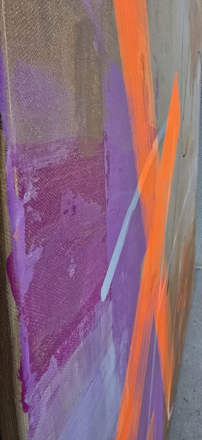 Abstraktes Gemälde in Beige- und Grautönen mit großem orangefarbenem X im Vordergrund, weißer diagonaler Linie, schwarzer geschwungener Zeichnung oben rechts und violetten Farbakzenten links.