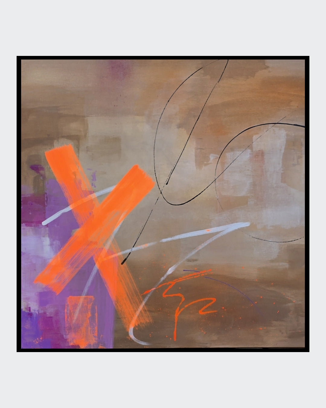 Abstraktes Gemälde in Beige- und Grautönen mit großem orangefarbenem X im Vordergrund, weißer diagonaler Linie, schwarzer geschwungener Zeichnung oben rechts und violetten Farbakzenten links.