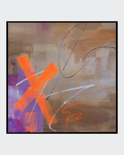 Abstraktes Gemälde in Beige- und Grautönen mit großem orangefarbenem X im Vordergrund, weißer diagonaler Linie, schwarzer geschwungener Zeichnung oben rechts und violetten Farbakzenten links.