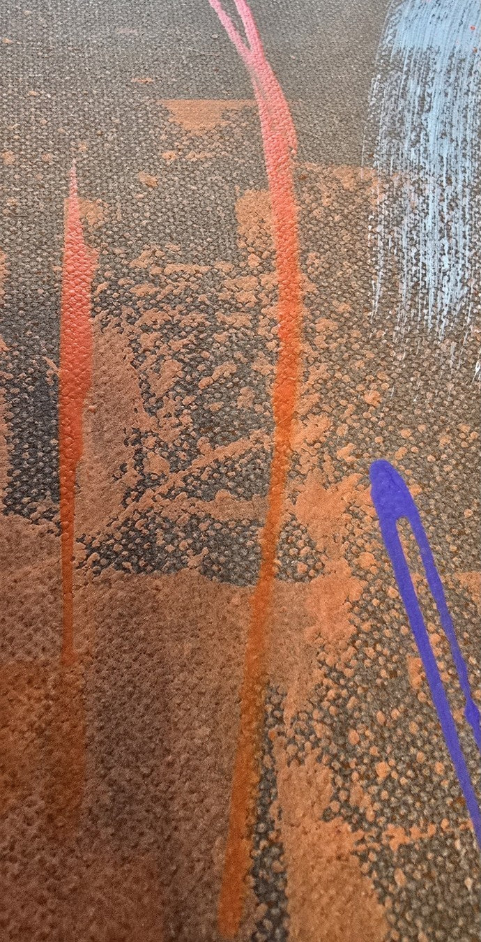 Abstraktes Gemälde in taupefarbenem Grund mit neonorangen Farbflächen, weißen diagonalen Linien, orangefarbenem Bogen links und schwarzer Kreisform unten rechts.