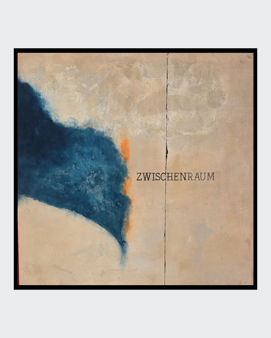 Abstraktes Gemälde mit hellem cremefarbenem Hintergrund, diagonaler dunkelblauer organischer Form und kleinem Schriftzug „ZWISCHENRAUM“ im rechten Bildbereich.