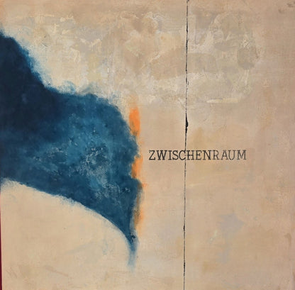Abstraktes Gemälde mit hellem cremefarbenem Hintergrund, diagonaler dunkelblauer organischer Form und kleinem Schriftzug „ZWISCHENRAUM“ im rechten Bildbereich.