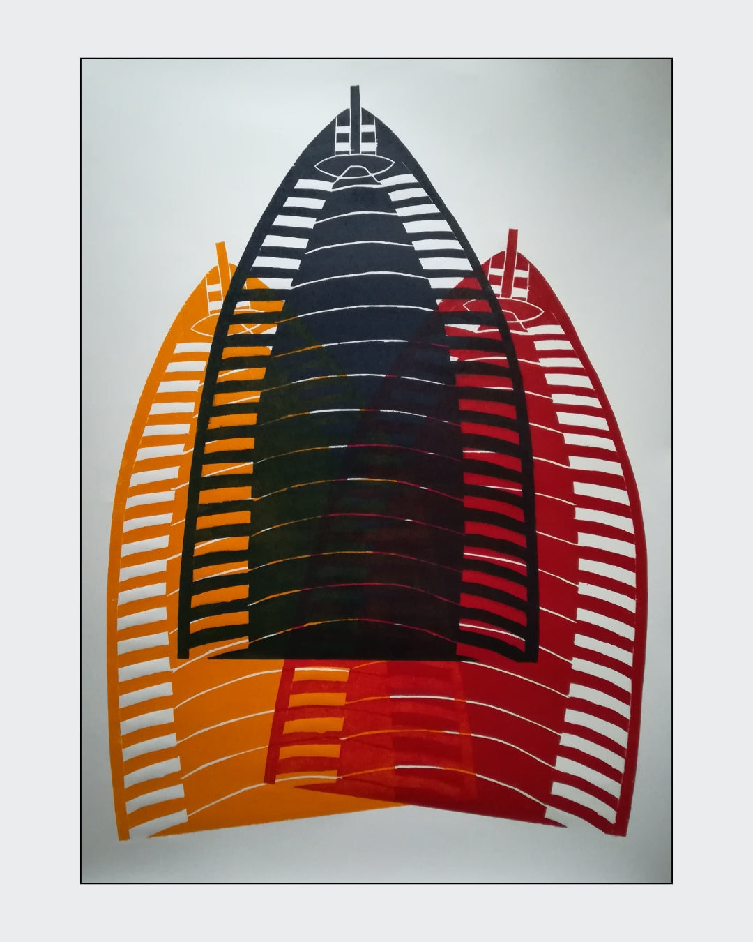 Farb-Holzschnitt von Marlis G. Schill zum Burj Al Arab in Dubai, gestaltet in Gelborange, Rot und Dunkelblau als Erinnerung an eine nächtliche Stadtszene.