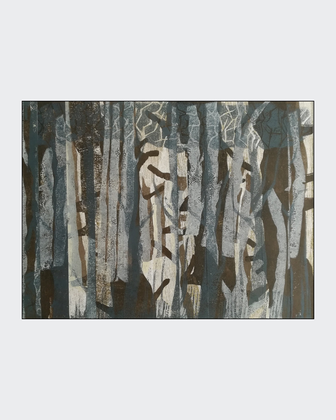 Abstrakte Farb-Holzschnitt-Collage von Marlis G. Schill in Grau- und Brauntönen, aus Streifen zusammengesetzt, mit angedeuteten hellen Lichtstreifen.
