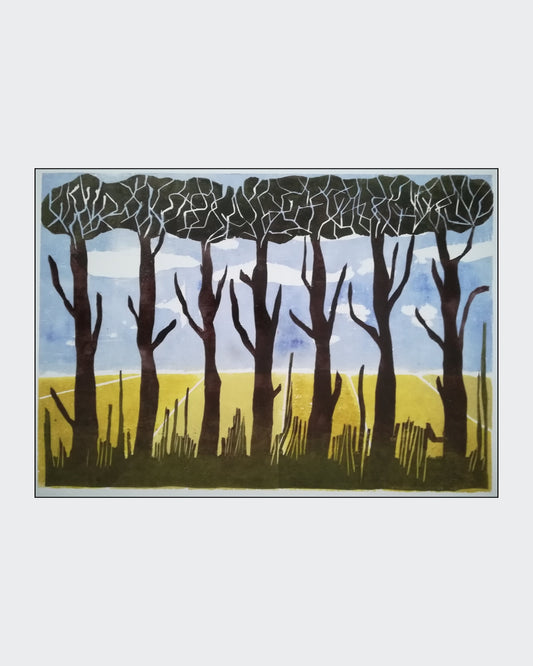 Farb-Holzschnitt von Marlis G. Schill mit abstrahierter Landschaft auf Mors in Dänemark, Feldern und schützenden Baumreihen in Blau-, Gelb- und Brauntönen.