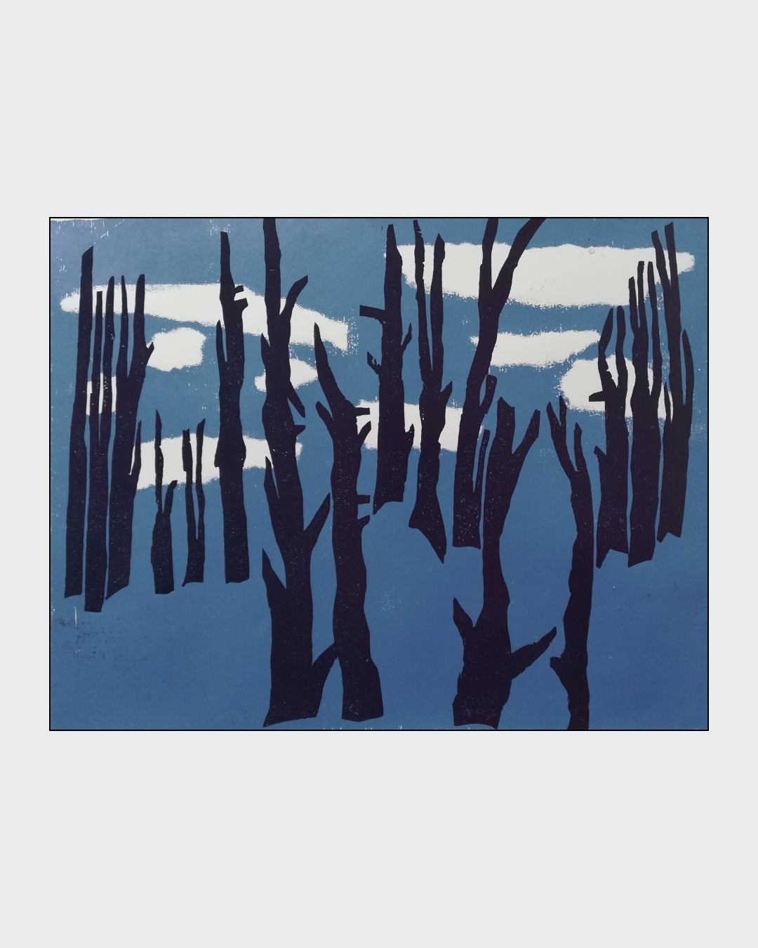 Farb-Holzschnitt von Marlis G. Schill in Blau, Weiß und Schwarz mit winterlicher Landschaft, entlaubten Bäumen und ruhiger, kühler Atmosphäre.