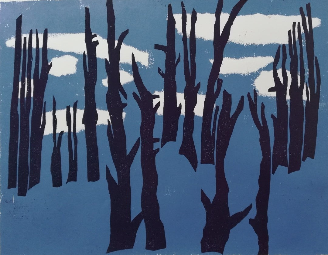 Farb-Holzschnitt von Marlis G. Schill in Blau, Weiß und Schwarz mit winterlicher Landschaft, entlaubten Bäumen und ruhiger, kühler Atmosphäre.