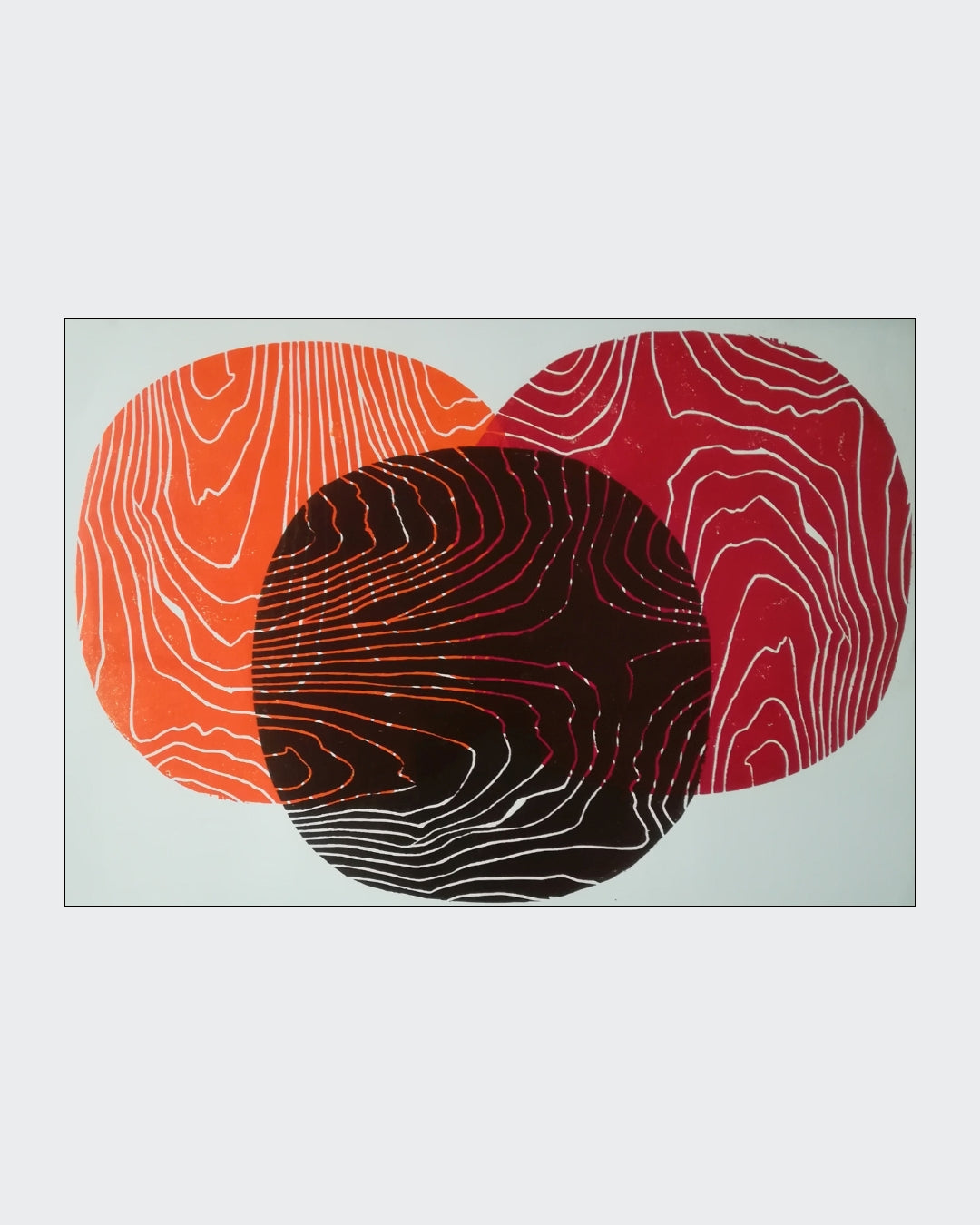 Abstrakter Farb-Holzschnitt von Marlis G. Schill mit Orange, Rot und Schwarz als symbolische Farbflächen zu Erde, Energie, Zerstörung und Untergang.
