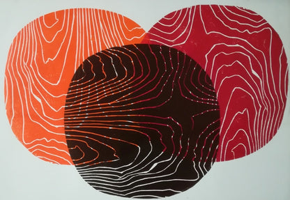 Abstrakter Farb-Holzschnitt von Marlis G. Schill mit Orange, Rot und Schwarz als symbolische Farbflächen zu Erde, Energie, Zerstörung und Untergang.