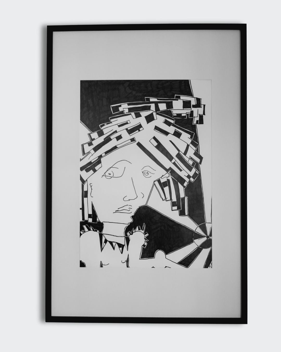 Atomic Grief aka Liberty (2025)" von Melanie Zürn. Ein kubistisches Schwarz-Weiß-Porträt (59,4x42 cm), das eine menschliche Figur mit geometrisch zerlegten Gesichtszügen und Haaren zeigt. Die Technik ist Edding auf Zeichenpapier. Das Bild besticht durch seine minimalistische Darstellung und die kraftvolle Ausdrucksweise.