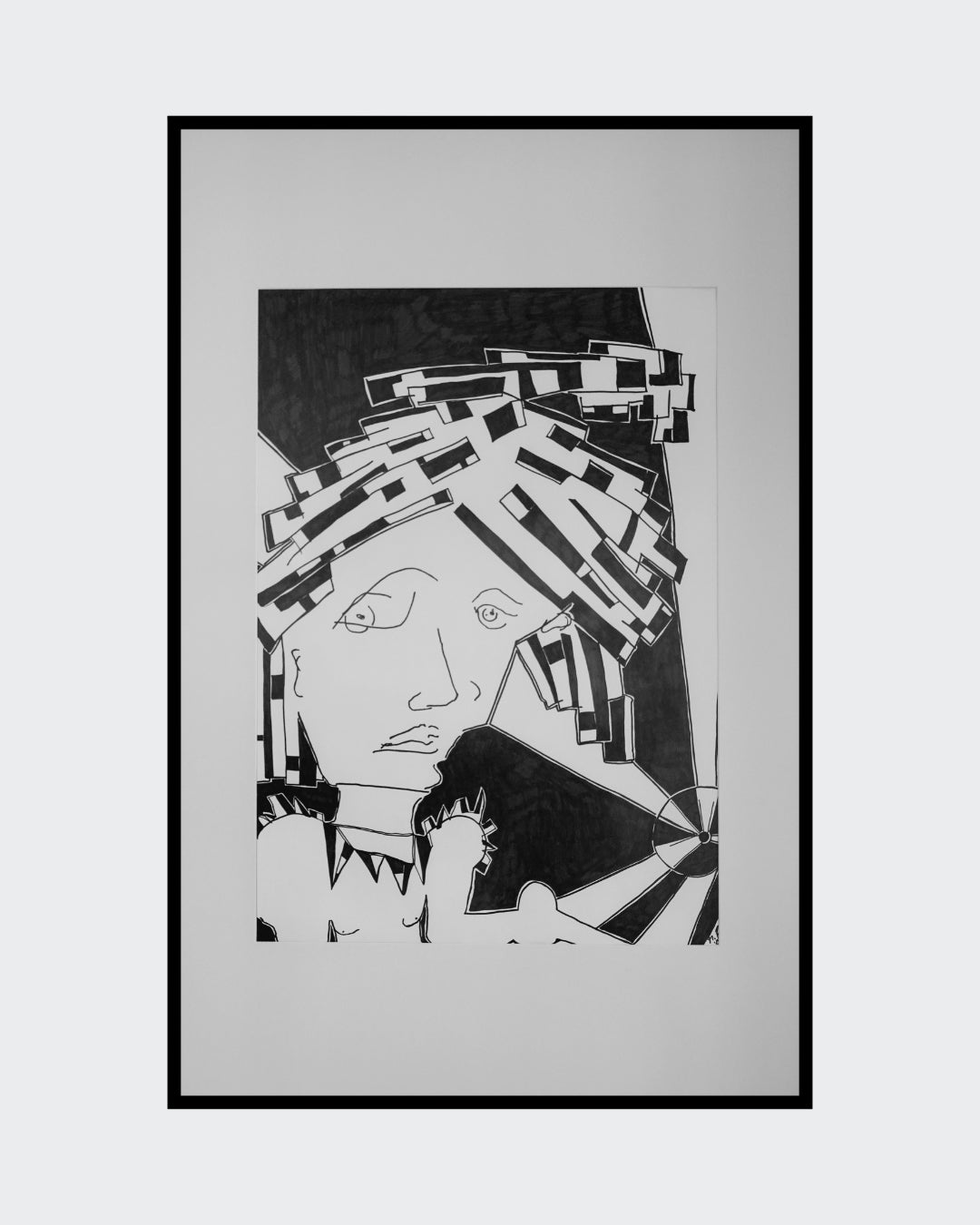 Atomic Grief aka Liberty (2025)" von Melanie Zürn. Ein kubistisches Schwarz-Weiß-Porträt (59,4x42 cm), das eine menschliche Figur mit geometrisch zerlegten Gesichtszügen und Haaren zeigt. Die Technik ist Edding auf Zeichenpapier. Das Bild besticht durch seine minimalistische Darstellung und die kraftvolle Ausdrucksweise.