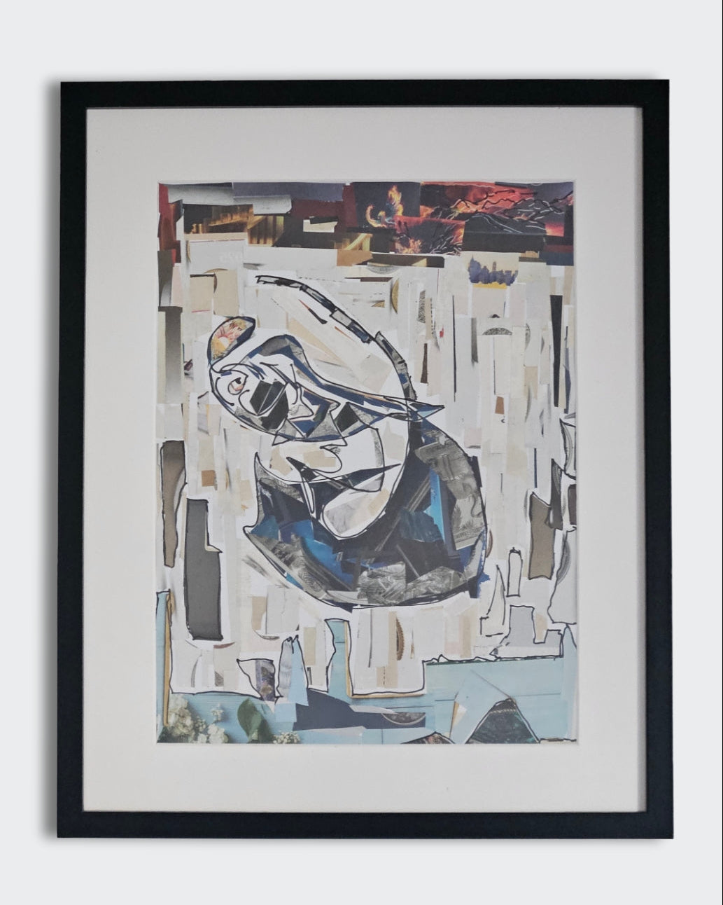 "Abstrakte Collage 'Million Dollar Guppy' (2025) von Melanie Zürn. Vor einem Hintergrund aus vertikalen Papierstreifen in Beige- und Weißtönen zeigt das Bild eine kubistische, organische Form, die mit schwarzem Edding konturiert und mit kühlen, blauen sowie dunklen Bildschnipseln gefüllt ist."