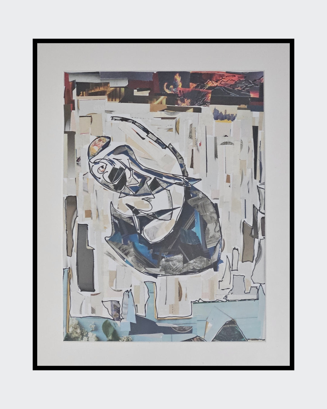 "Abstrakte Collage 'Million Dollar Guppy' (2025) von Melanie Zürn. Vor einem Hintergrund aus vertikalen Papierstreifen in Beige- und Weißtönen zeigt das Bild eine kubistische, organische Form, die mit schwarzem Edding konturiert und mit kühlen, blauen sowie dunklen Bildschnipseln gefüllt ist."