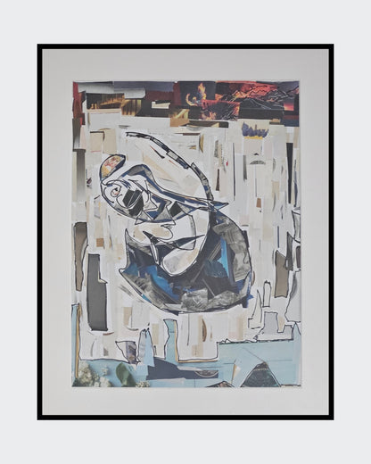 "Abstrakte Collage 'Million Dollar Guppy' (2025) von Melanie Zürn. Vor einem Hintergrund aus vertikalen Papierstreifen in Beige- und Weißtönen zeigt das Bild eine kubistische, organische Form, die mit schwarzem Edding konturiert und mit kühlen, blauen sowie dunklen Bildschnipseln gefüllt ist."