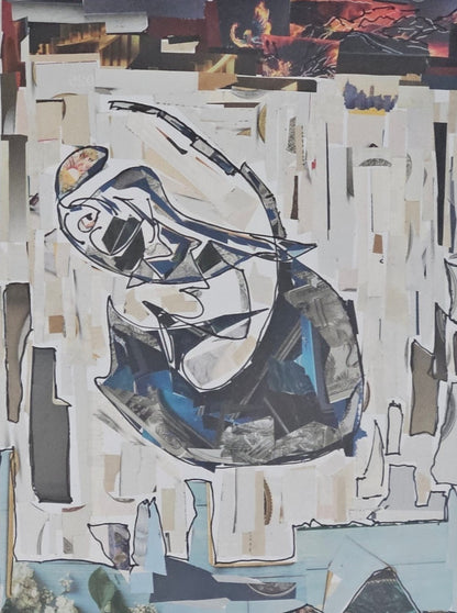 "Abstrakte Collage 'Million Dollar Guppy' (2025) von Melanie Zürn. Vor einem Hintergrund aus vertikalen Papierstreifen in Beige- und Weißtönen zeigt das Bild eine kubistische, organische Form, die mit schwarzem Edding konturiert und mit kühlen, blauen sowie dunklen Bildschnipseln gefüllt ist."