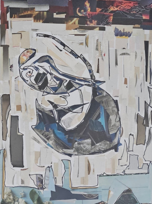 "Abstrakte Collage 'Million Dollar Guppy' (2025) von Melanie Zürn. Vor einem Hintergrund aus vertikalen Papierstreifen in Beige- und Weißtönen zeigt das Bild eine kubistische, organische Form, die mit schwarzem Edding konturiert und mit kühlen, blauen sowie dunklen Bildschnipseln gefüllt ist."