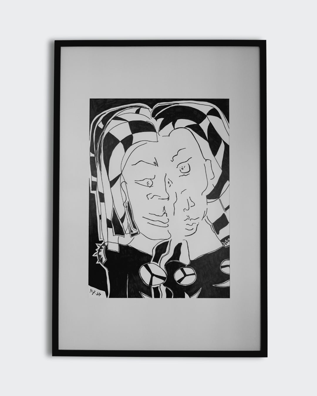 Schwarz-weiß Zeichnung 'Siamese Sisters' von Melanie Zürn. Im Stil des intuitiven Kubismus zeigt das Bild zwei ineinander verschmelzende Gesichter, gezeichnet mit kräftigen schwarzen Edding-Linien. Die Figuren sind von einem markanten, geometrischen Schachbrettmuster im Kopfbereich umgeben.