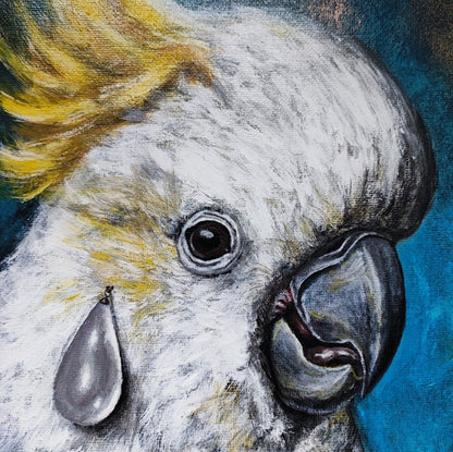 Acrylgemälde eines weißen Kakadus mit gelber Federhaube vor tiefblauem und dunklem Hintergrund mit kupferfarbenen Akzenten, in weißem Schattenfugenrahmen.