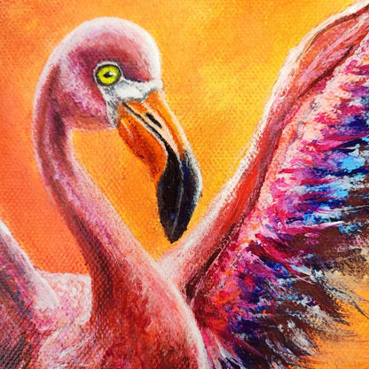 Acrylgemälde eines Flamingos mit ausgebreiteten Flügeln in einem roten Flamenco-Kleid vor leuchtend orange-rotem Hintergrund, gerahmt in einem dunkelbraunen Schattenfugenrahmen.
