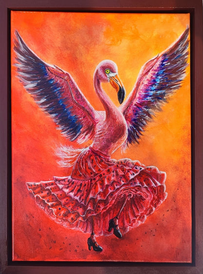 Acrylgemälde eines Flamingos mit ausgebreiteten Flügeln in einem roten Flamenco-Kleid vor leuchtend orange-rotem Hintergrund, gerahmt in einem dunkelbraunen Schattenfugenrahmen.