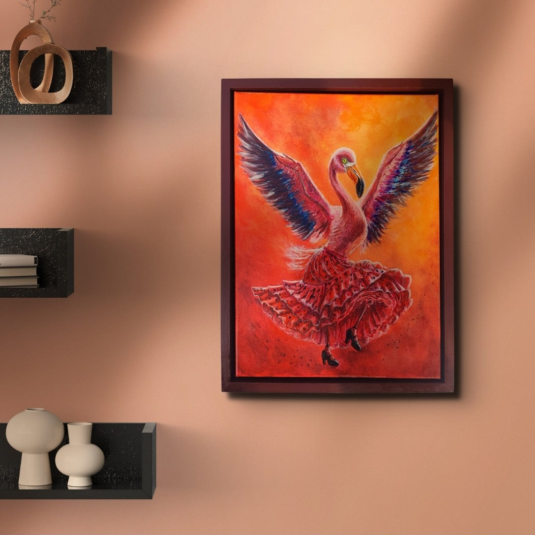 Acrylgemälde eines Flamingos mit ausgebreiteten Flügeln in einem roten Flamenco-Kleid vor leuchtend orange-rotem Hintergrund, gerahmt in einem dunkelbraunen Schattenfugenrahmen.