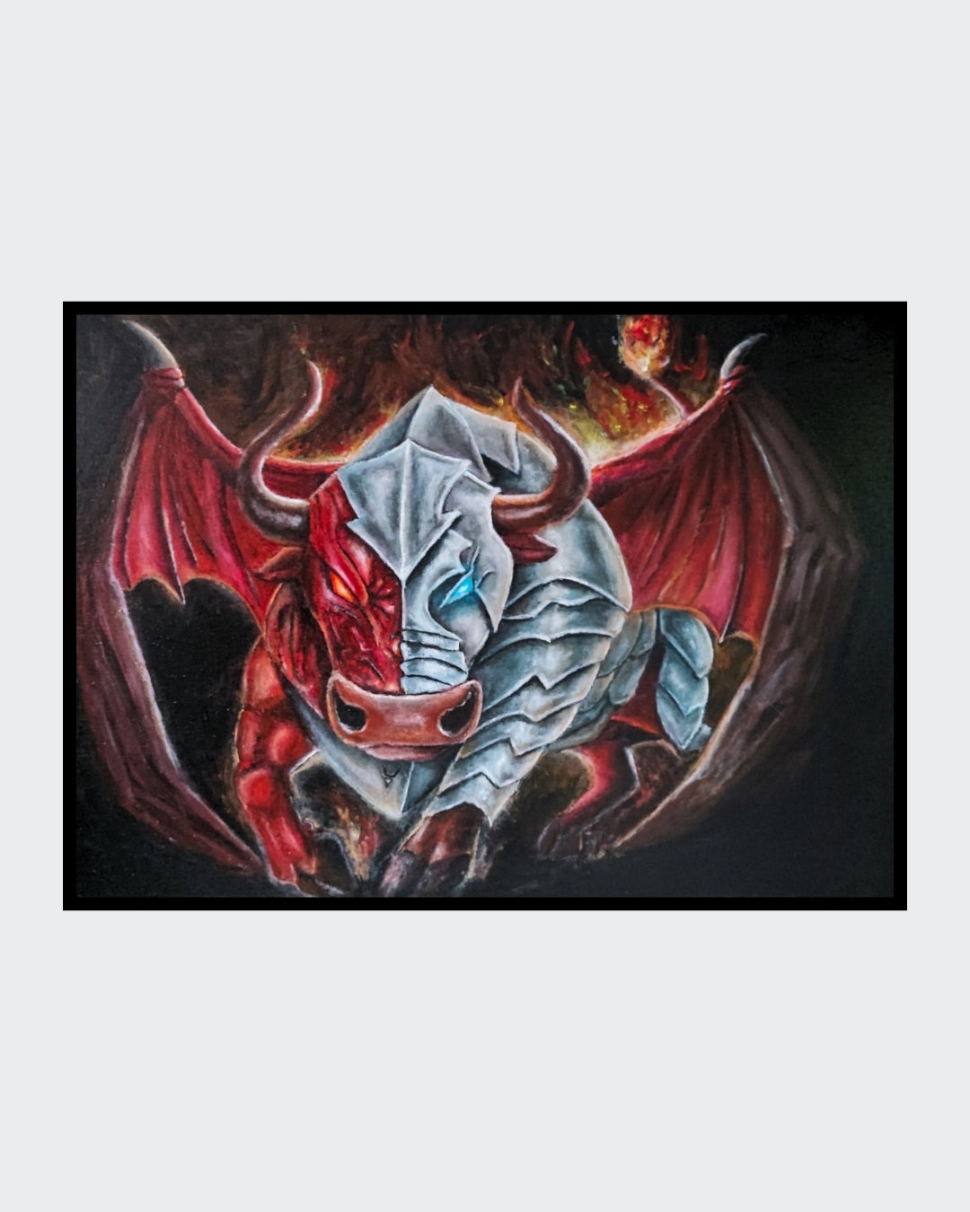 Acrylgemälde eines geflügelten Stiers in Rot und Silber mit Hörnern und rüstungsartiger Körperhälfte vor dunklem Hintergrund mit Flammen, gerahmt in einem breiten schwarzen Schattenfugenrahmen.