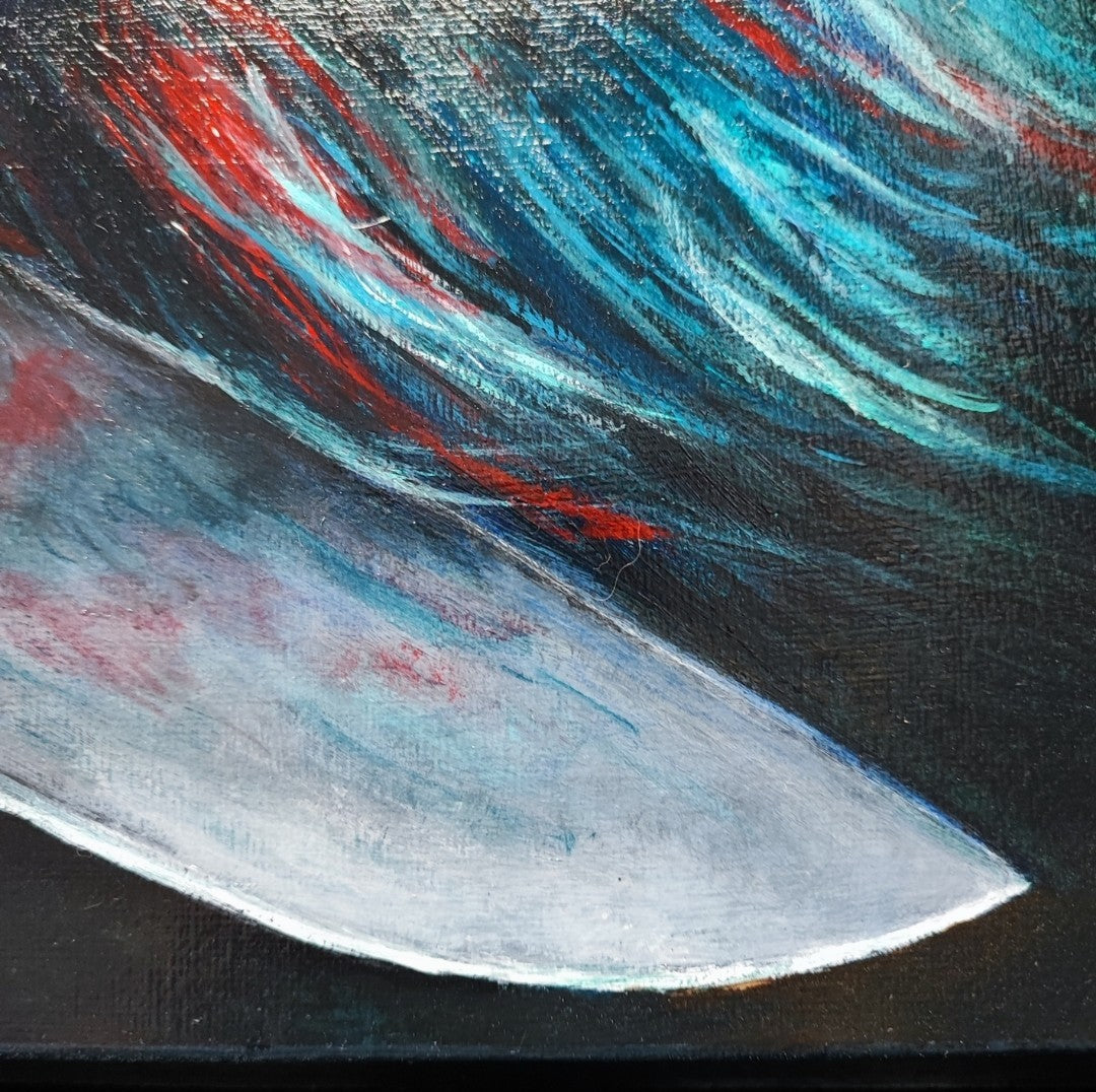 Acrylgemälde eines blau-türkisen Siamesischen Kampffischs mit roten Akzenten vor dunklem Hintergrund, darunter eine silberne Messerklinge, gerahmt in einem Schattenfugenrahmen.