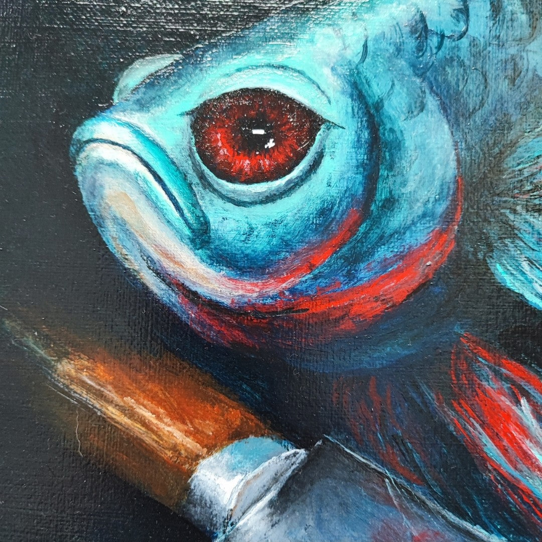 Acrylgemälde eines blau-türkisen Siamesischen Kampffischs mit roten Akzenten vor dunklem Hintergrund, darunter eine silberne Messerklinge, gerahmt in einem Schattenfugenrahmen.