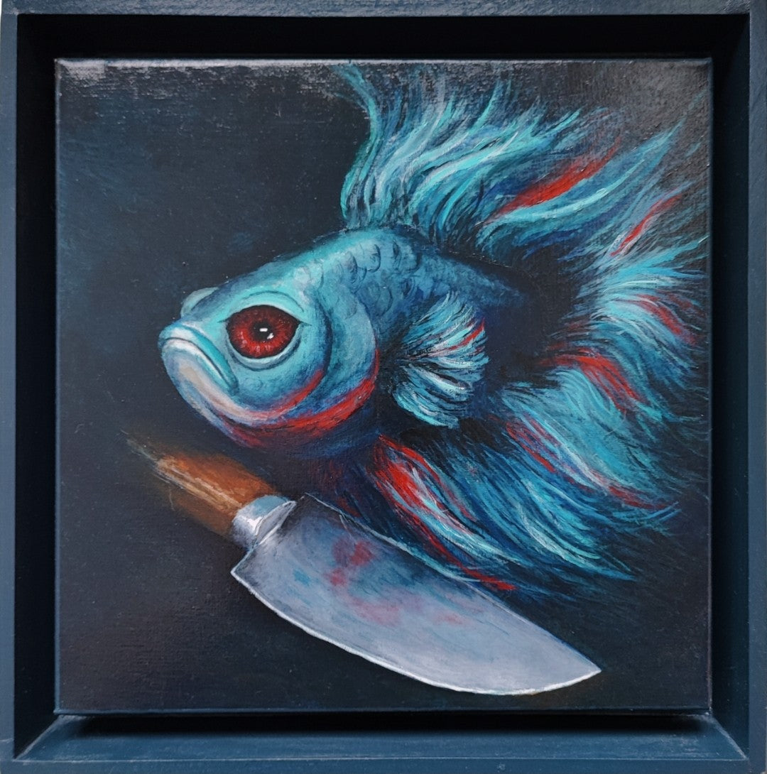 Acrylgemälde eines blau-türkisen Siamesischen Kampffischs mit roten Akzenten vor dunklem Hintergrund, darunter eine silberne Messerklinge, gerahmt in einem Schattenfugenrahmen.