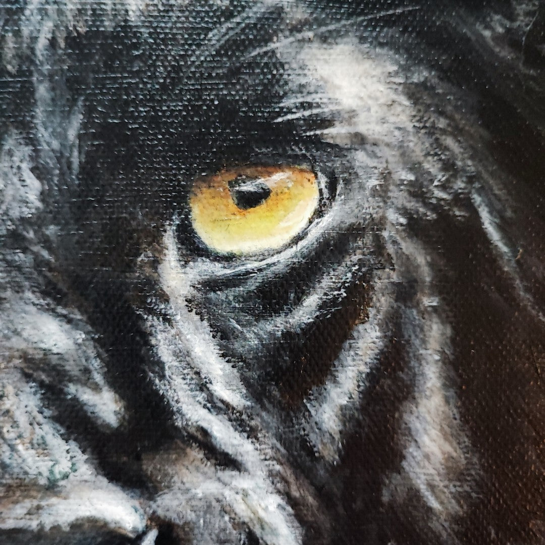 Acrylgemälde einer schwarzen Pantherin in Frontalansicht mit leuchtend gelben Augen vor tiefdunklem Hintergrund, gerahmt in einem schwarzen Schattenfugenrahmen.