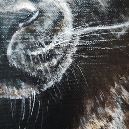 Acrylgemälde einer schwarzen Pantherin in Frontalansicht mit leuchtend gelben Augen vor tiefdunklem Hintergrund, gerahmt in einem schwarzen Schattenfugenrahmen.