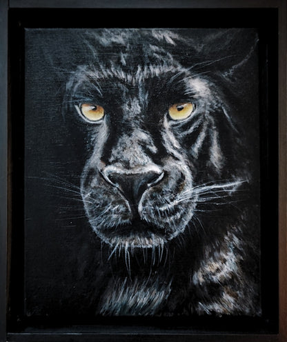Acrylgemälde einer schwarzen Pantherin in Frontalansicht mit leuchtend gelben Augen vor tiefdunklem Hintergrund, gerahmt in einem schwarzen Schattenfugenrahmen.