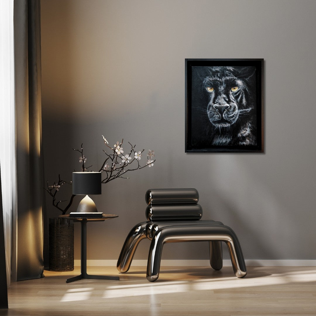 Acrylgemälde einer schwarzen Pantherin in Frontalansicht mit leuchtend gelben Augen vor tiefdunklem Hintergrund, gerahmt in einem schwarzen Schattenfugenrahmen.