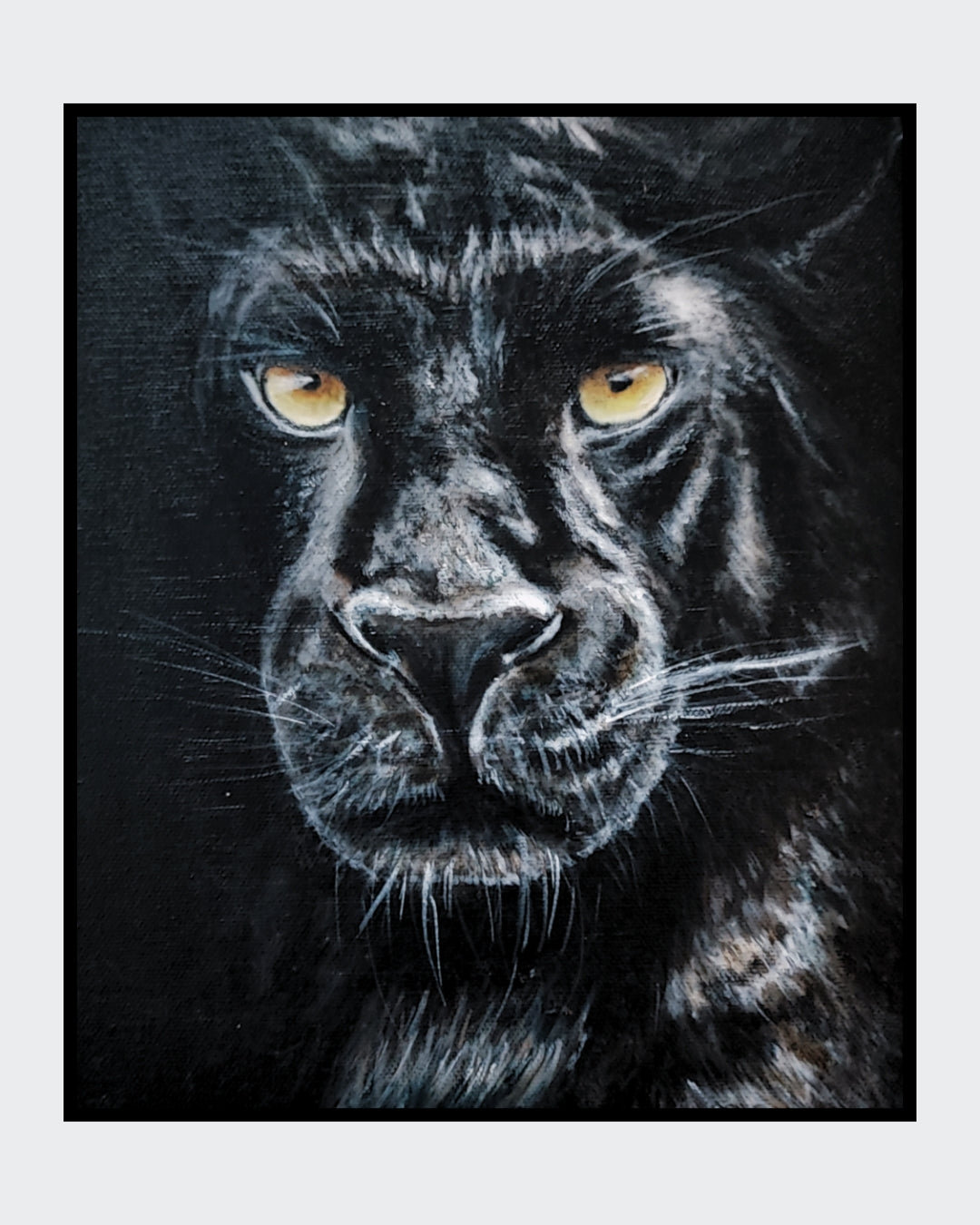 Acrylgemälde einer schwarzen Pantherin in Frontalansicht mit leuchtend gelben Augen vor tiefdunklem Hintergrund, gerahmt in einem schwarzen Schattenfugenrahmen.