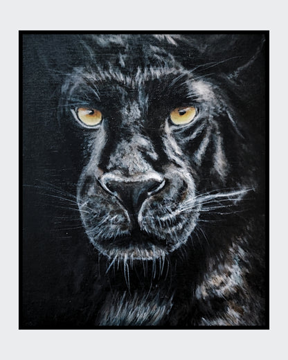 Acrylgemälde einer schwarzen Pantherin in Frontalansicht mit leuchtend gelben Augen vor tiefdunklem Hintergrund, gerahmt in einem schwarzen Schattenfugenrahmen.