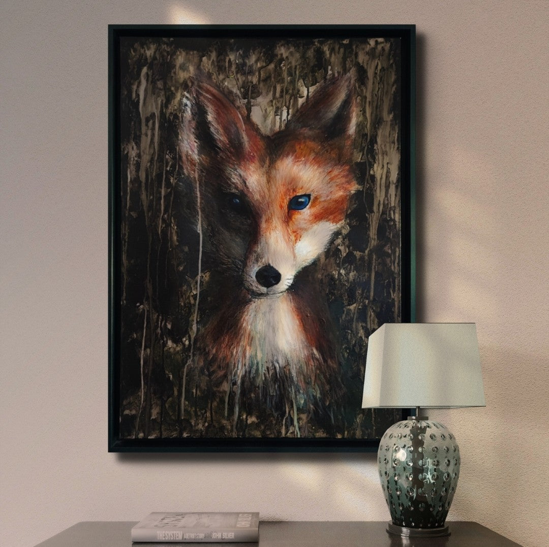 Acrylgemälde eines Fuchsporträts mit leuchtend blauen Augen vor dunklem, strukturiertem Hintergrund in Braun-, Schwarz- und Beigetönen, gerahmt in einem schwarzen Schattenfugenrahmen.