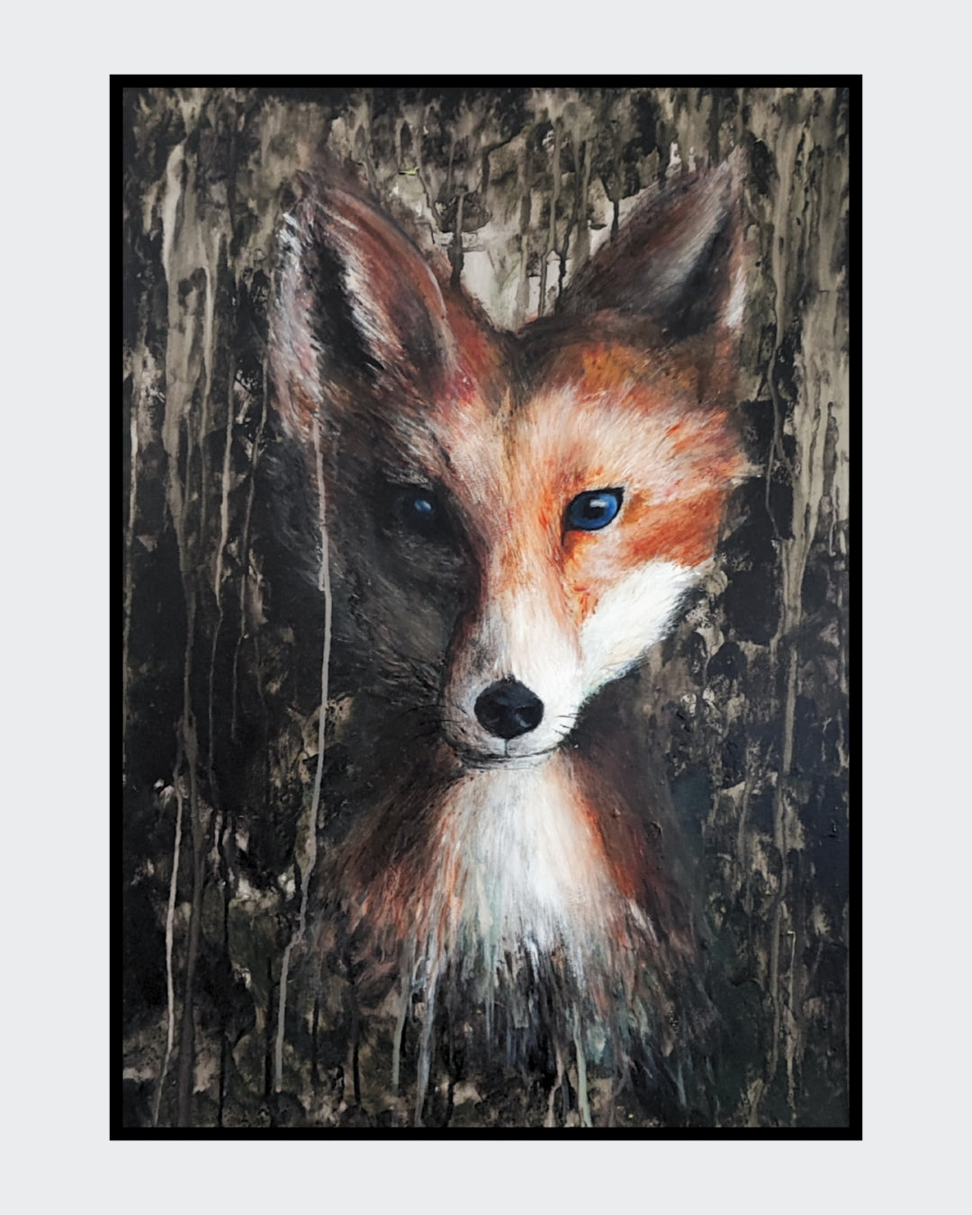 Acrylgemälde eines Fuchsporträts mit leuchtend blauen Augen vor dunklem, strukturiertem Hintergrund in Braun-, Schwarz- und Beigetönen, gerahmt in einem schwarzen Schattenfugenrahmen.