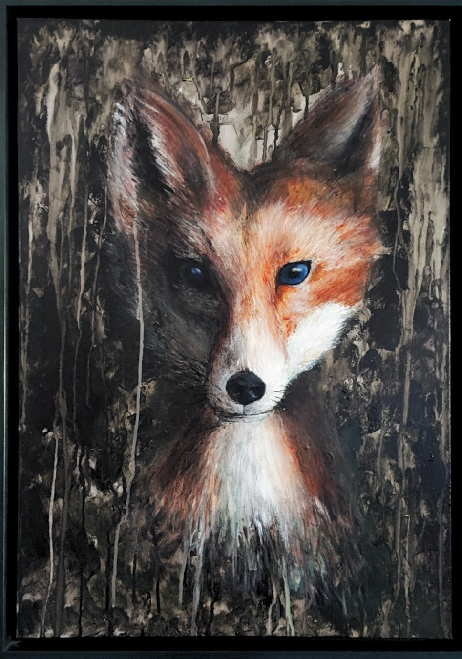Acrylgemälde eines Fuchsporträts mit leuchtend blauen Augen vor dunklem, strukturiertem Hintergrund in Braun-, Schwarz- und Beigetönen, gerahmt in einem schwarzen Schattenfugenrahmen.