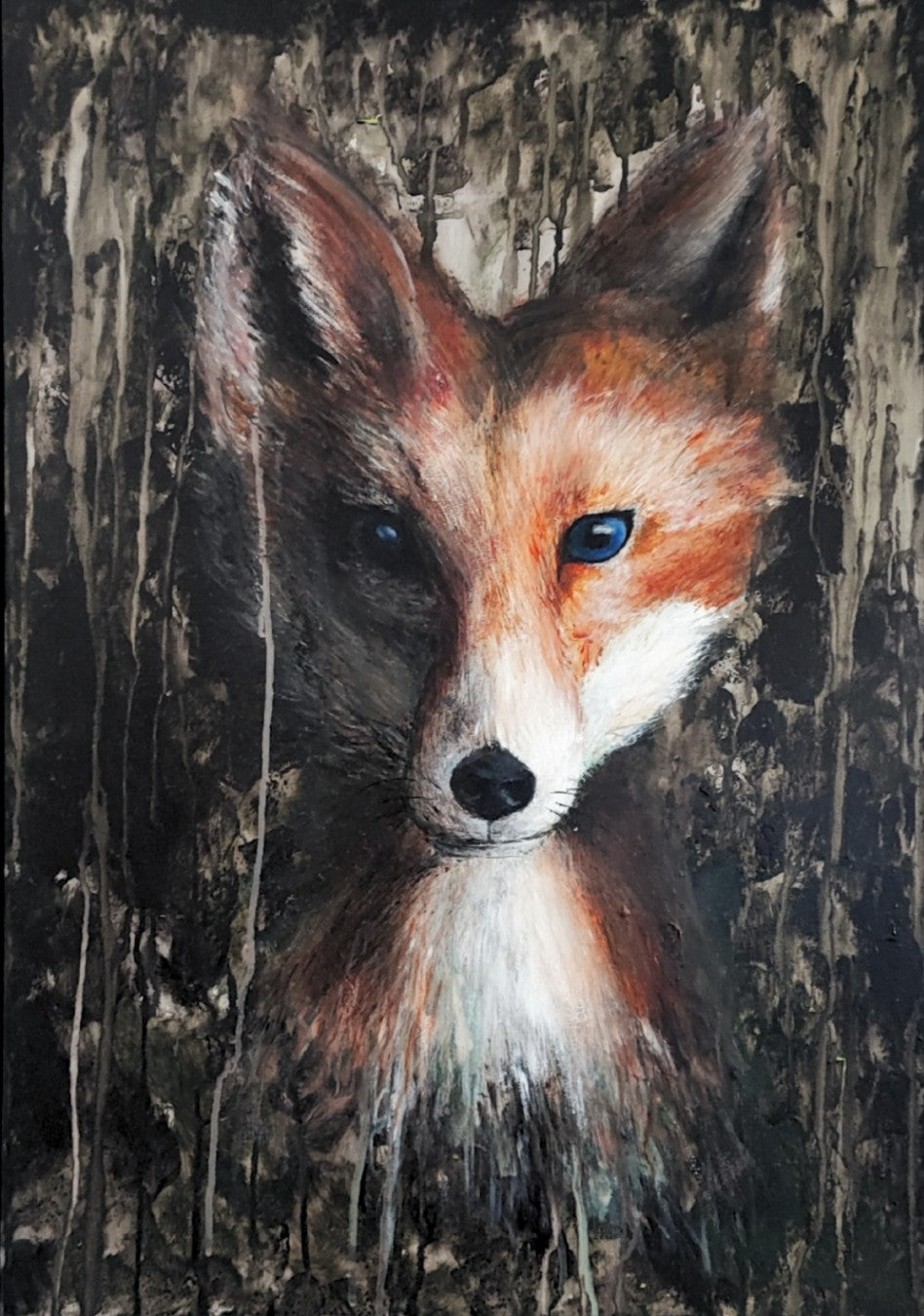 Acrylgemälde eines Fuchsporträts mit leuchtend blauen Augen vor dunklem, strukturiertem Hintergrund in Braun-, Schwarz- und Beigetönen, gerahmt in einem schwarzen Schattenfugenrahmen.