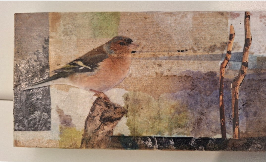 Zeitgenössische Collage "Buchfink" in Querformat (12x30x4cm) auf einer Box, aus handgefärbten Papieren und Stoffen mit Naturthema.