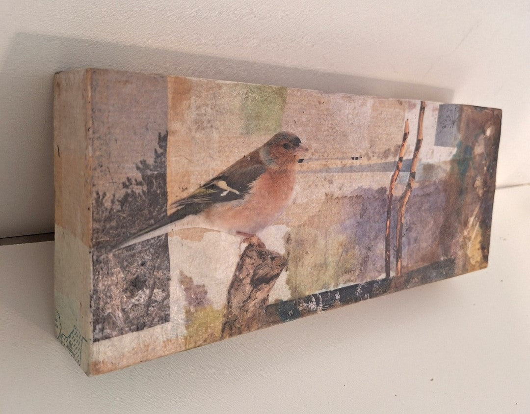 Zeitgenössische Collage "Buchfink" in Querformat (12x30x4cm) auf einer Box, aus handgefärbten Papieren und Stoffen mit Naturthema.