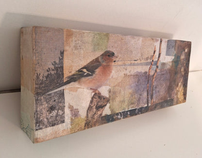 Zeitgenössische Collage "Buchfink" in Querformat (12x30x4cm) auf einer Box, aus handgefärbten Papieren und Stoffen mit Naturthema.
