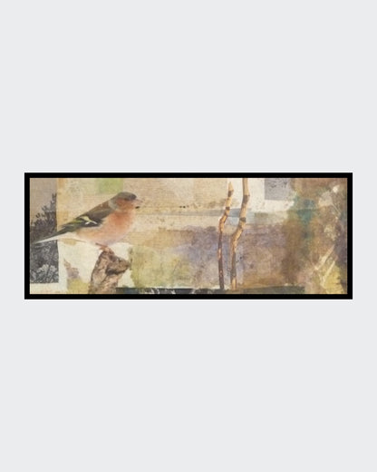 Zeitgenössische Collage "Buchfink" in Querformat (12x30x4cm) auf einer Box, aus handgefärbten Papieren und Stoffen mit Naturthema.