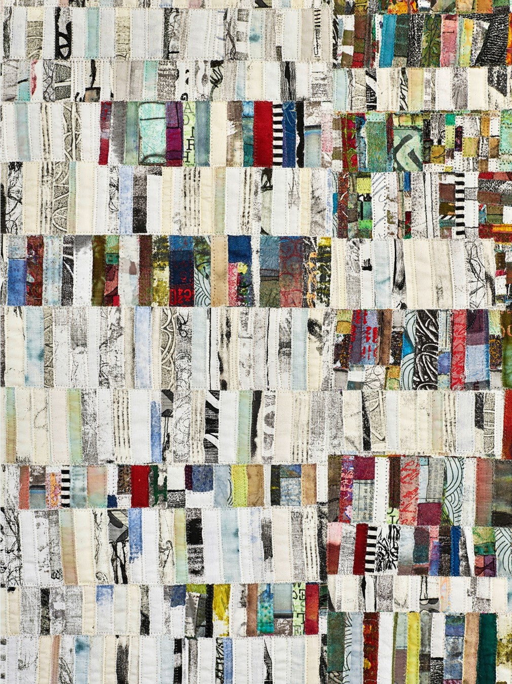 Textilcollage "Connected" aus recycelten Stoffen, abstraktes Hochformat (120x80x1cm).