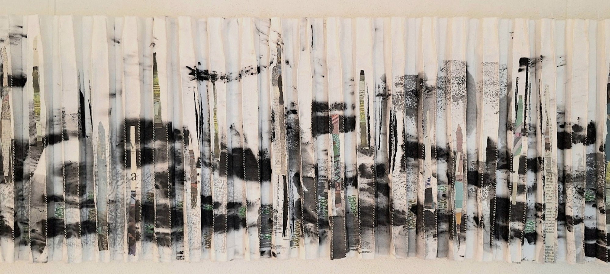 Textile Collage von Monika Schiwy-Jessen im Querformat mit abstrahierten Motiven, grafischen Mustern und zarten Farbverläufen auf Stoff und Papier.