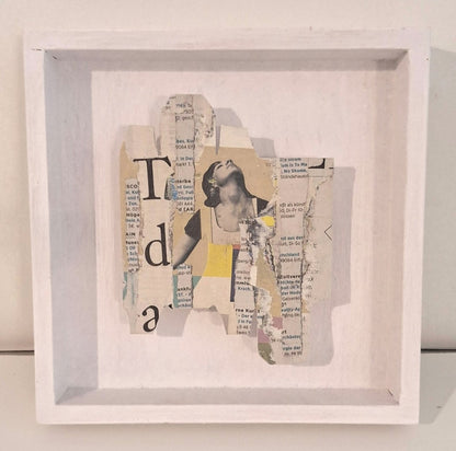 „Newspapercollage 1“ von Monika Schiwy-Jessen, Collage aus Zeitung auf Cremetuben-Verpackung, im Holzrahmen, 20x20x3 cm, zeitgenössische Papierkunst.