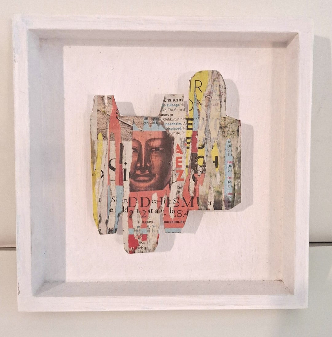 „Newspapercollage 2“ von Monika Schiwy-Jessen, vielschichtige Collage aus bedrucktem Zeitungspapier auf Verpackungsmaterial, 20x20x3 cm im Holzrahmen.
