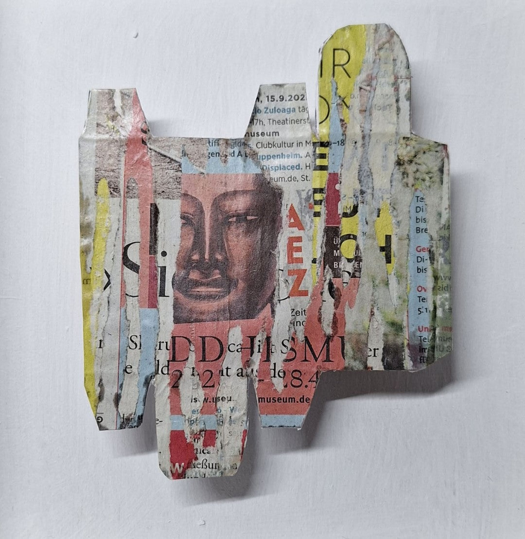 „Newspapercollage 2“ von Monika Schiwy-Jessen, vielschichtige Collage aus bedrucktem Zeitungspapier auf Verpackungsmaterial, 20x20x3 cm im Holzrahmen.